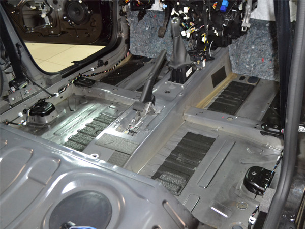 Use aluminum foil butyl tape to seal the accessories inside the car.