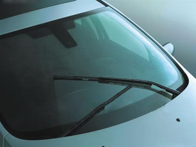 A picture about butyl sealant apply in the windshield of a car.