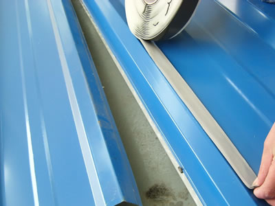 Open the double-sided adhesive tape into a straight line along the seam and stick it on the blue metal plate.