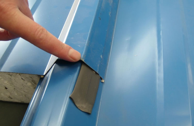 Press the upper layer of the blue metal plate into the lower metal joint, make seams firm, bond and close tight.