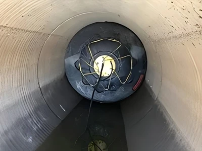 Rubber inflatable pipe plugs are used to block drainage pipelines for cleaning work.