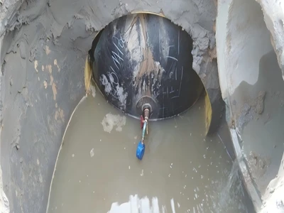 Rubber inflatable pipe plug with a pressure gauge prevents sewage from entering the pipeline.