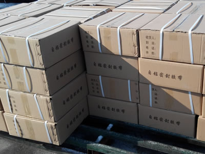 There are many carton boxes on the wooden pallets, and each carton box is marked with single sided sealing tape.